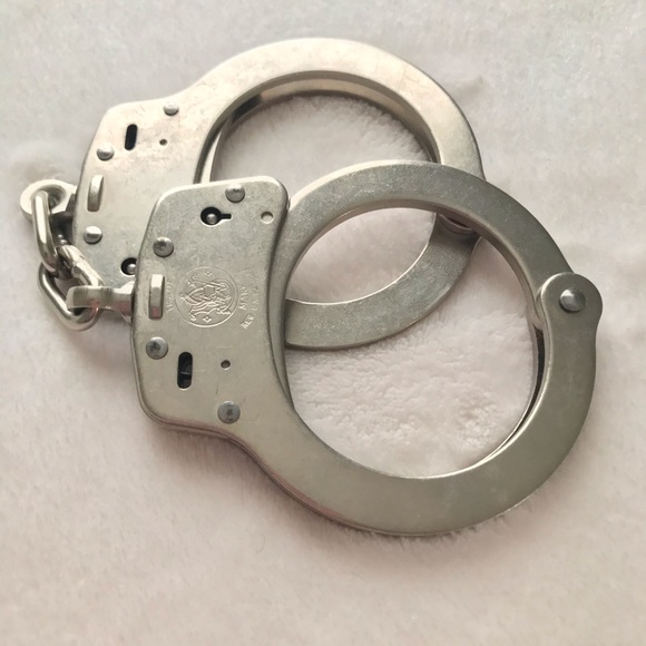 Smith & Wesson Handcuffs with keys | Model 100-1 - Picture 2 of 15